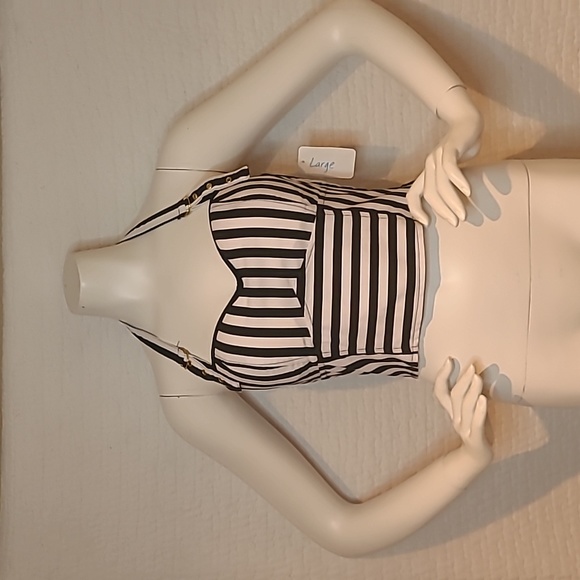 Striped Crop Top - Picture 1 of 12
